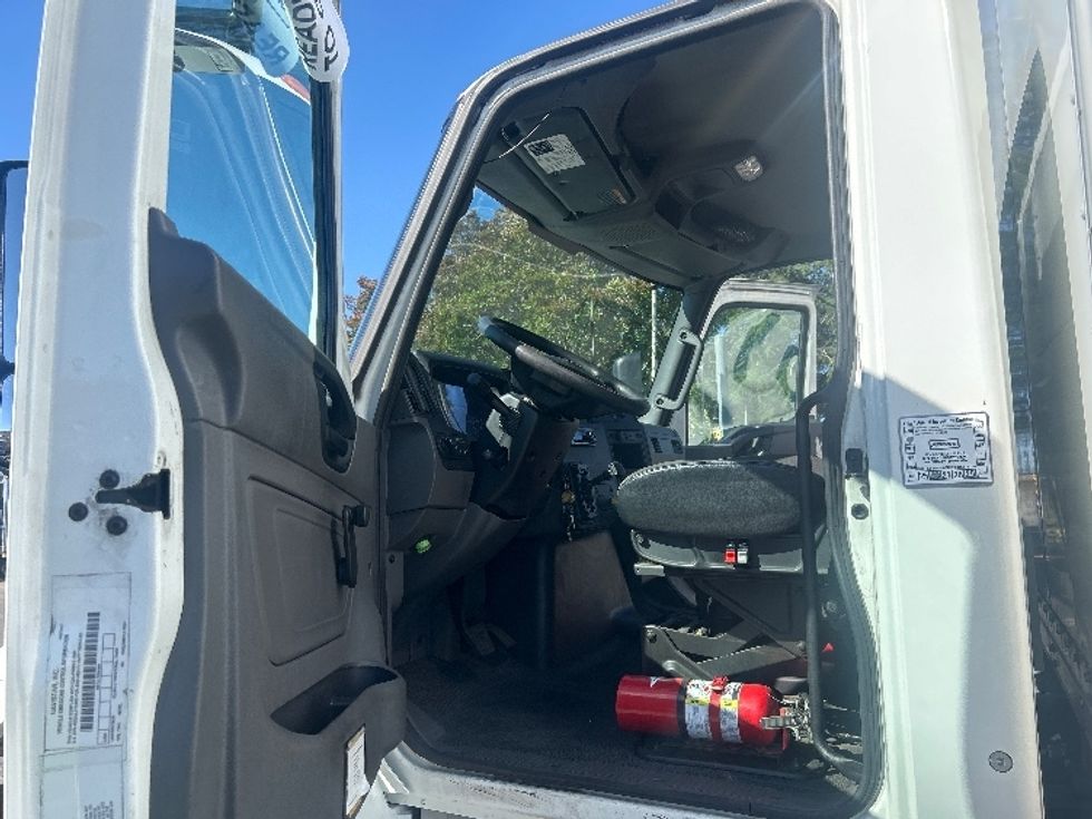 Medium Duty Box Truck-Light and Medium Duty Trucks-International-2020-MV607-West Sacramento-CA-162,098\n\t\tmiles-$ 53,500 - Image 17