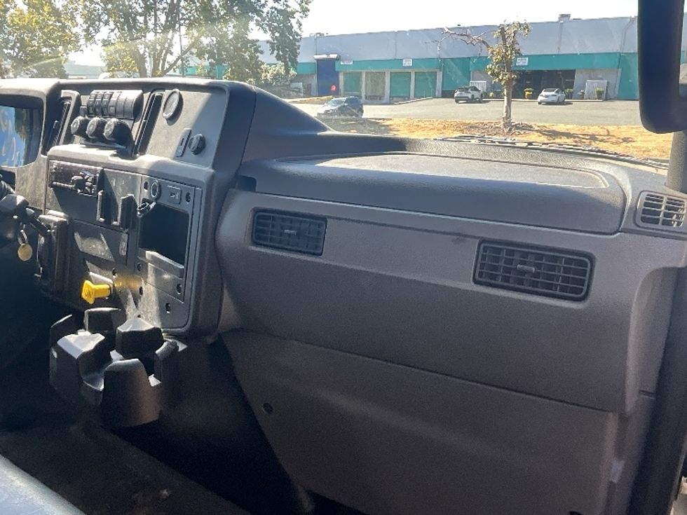 Medium Duty Box Truck-Light and Medium Duty Trucks-International-2020-MV607-West Sacramento-CA-209,319\n\t\tmiles-$ 47,250 - Image 21