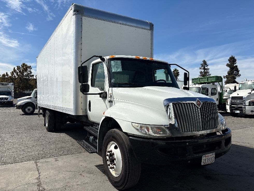 Medium Duty Box Truck-Light and Medium Duty Trucks-International-2020-MV607-West Sacramento-CA-213,908\n\t\tmiles-$ 47,250 - Image 1
