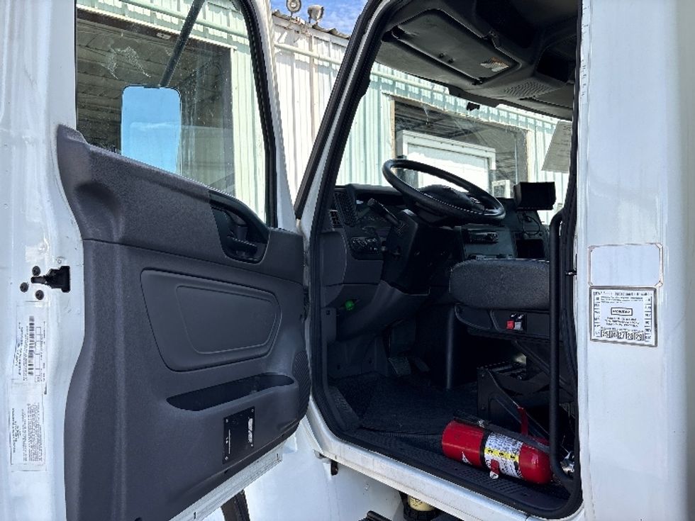 Medium Duty Box Truck-Light and Medium Duty Trucks-International-2020-MV607-West Sacramento-CA-213,908\n\t\tmiles-$ 47,250 - Image 16