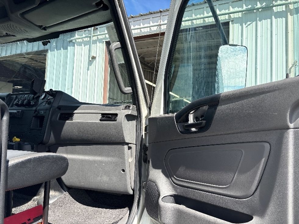 Medium Duty Box Truck-Light and Medium Duty Trucks-International-2020-MV607-West Sacramento-CA-213,908\n\t\tmiles-$ 47,250 - Image 20