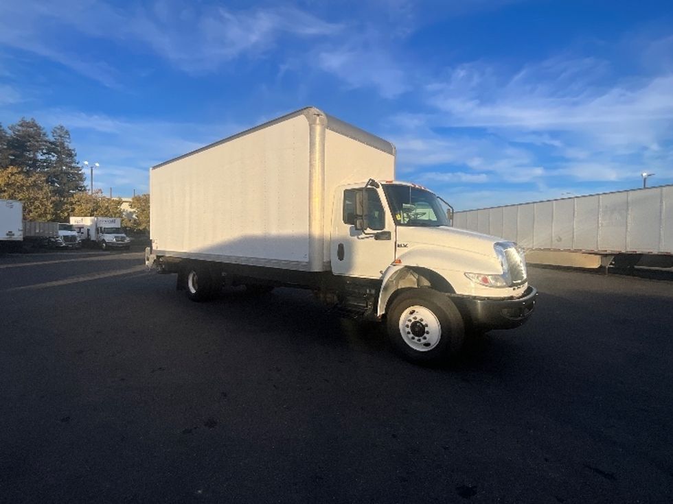 Medium Duty Box Truck-Light and Medium Duty Trucks-International-2020-MV607-West Sacramento-CA-218,157\n\t\tmiles-$ 43,000 - Image 1