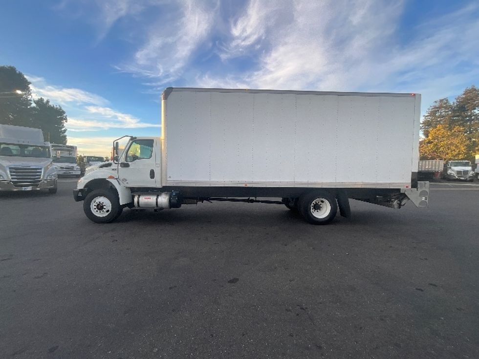 Medium Duty Box Truck-Light and Medium Duty Trucks-International-2020-MV607-West Sacramento-CA-218,157\n\t\tmiles-$ 43,000 - Image 4