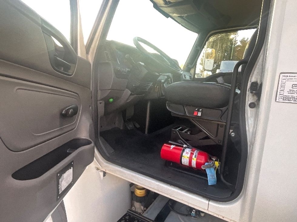Medium Duty Box Truck-Light and Medium Duty Trucks-International-2020-MV607-West Sacramento-CA-218,157\n\t\tmiles-$ 43,000 - Image 16