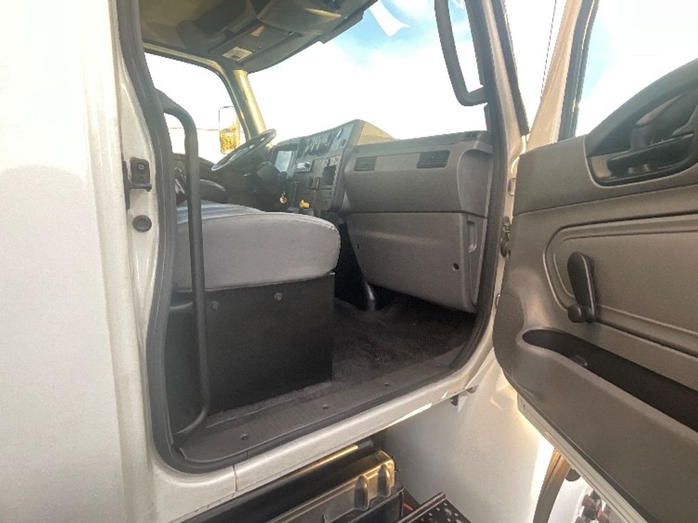Medium Duty Box Truck-Light and Medium Duty Trucks-International-2020-MV607-West Sacramento-CA-218,157\n\t\tmiles-$ 43,000 - Image 20