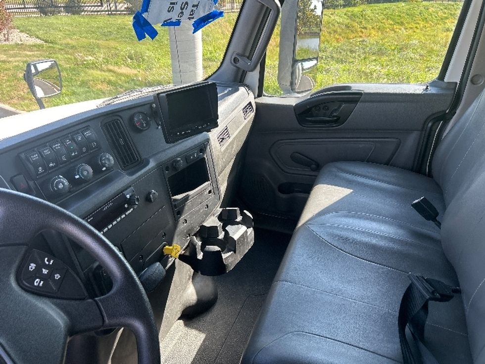 Medium Duty Box Truck-Light and Medium Duty Trucks-International-2020-MV607-Windsor-WI-84,396\n\t\tmiles-$ 69,250 - Image 19