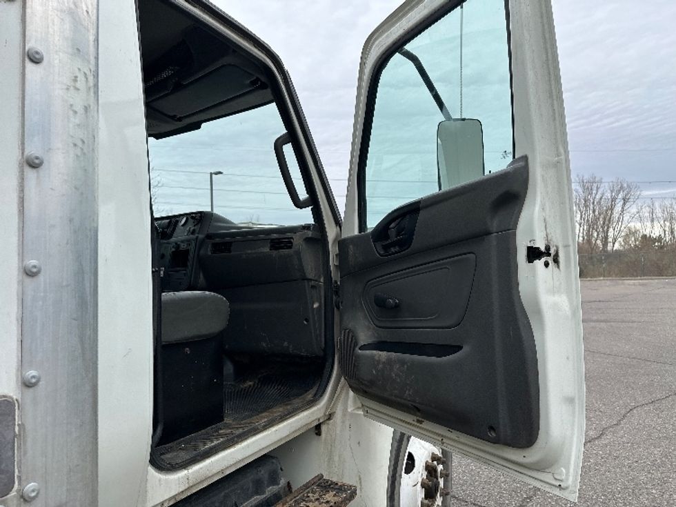 Medium Duty Box Truck-Light and Medium Duty Trucks-International-2020-MV607-Wixom-MI-169,337\n\t\tmiles-$ 46,750 - Image 20