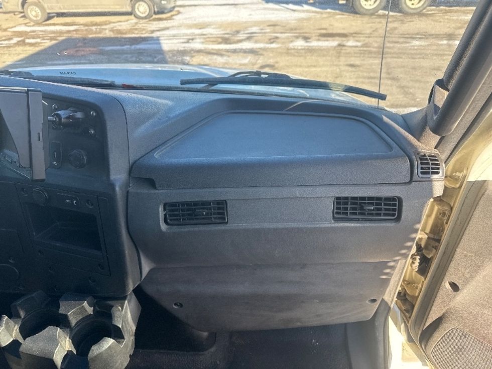 Medium Duty Box Truck-Light and Medium Duty Trucks-International-2020-MV607LP-Calgary-AB-86,782\n\t\tkm-$ 82,500 - Image 20