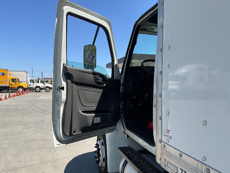Medium Duty Box Truck-Light and Medium Duty Trucks-International-2020-MV607LP-West Sacramento-CA-76,267\n\t\tmiles-$ 49,250 - Image 16