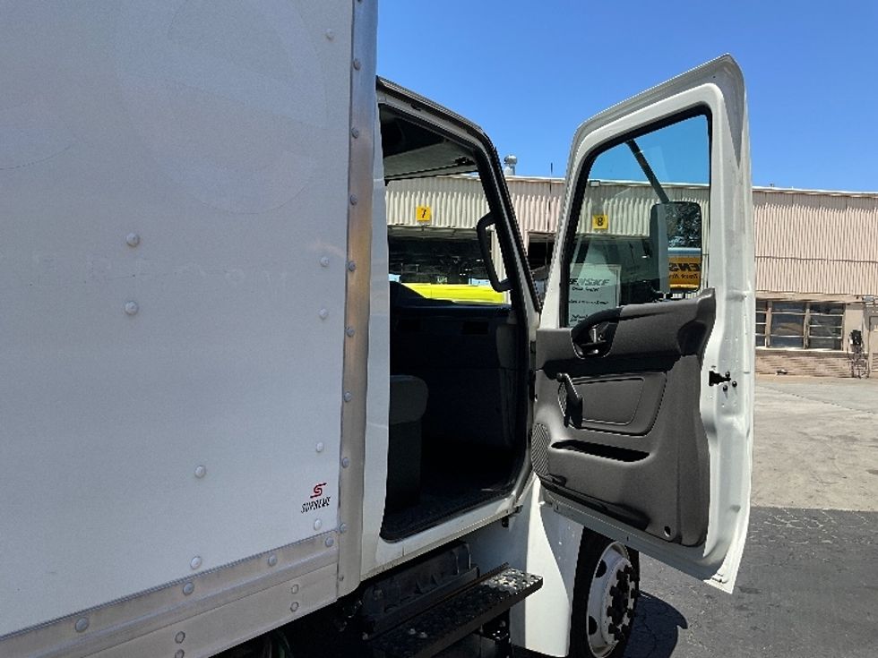 Medium Duty Box Truck-Light and Medium Duty Trucks-International-2020-MV607LP-West Sacramento-CA-87,920\n\t\tmiles-$ 49,000 - Image 20