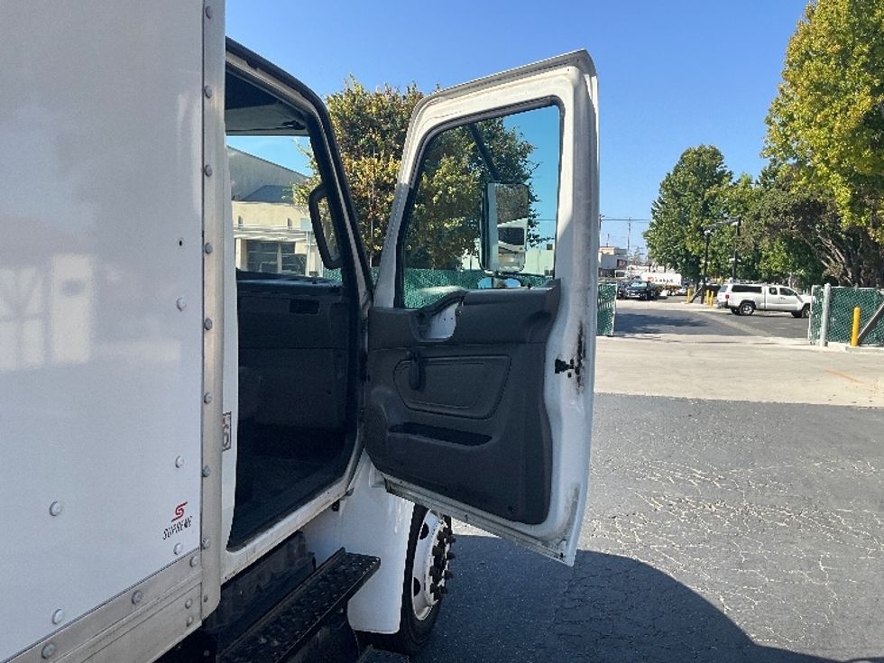 Medium Duty Box Truck-Light and Medium Duty Trucks-International-2020-MV607LP-West Sacramento-CA-98,858\n\t\tmiles-$ 49,000 - Image 20