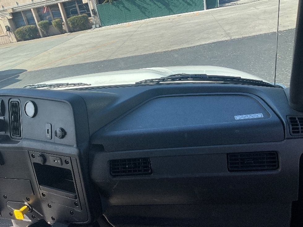 Medium Duty Box Truck-Light and Medium Duty Trucks-International-2020-MV607LP-West Sacramento-CA-98,858\n\t\tmiles-$ 49,000 - Image 21