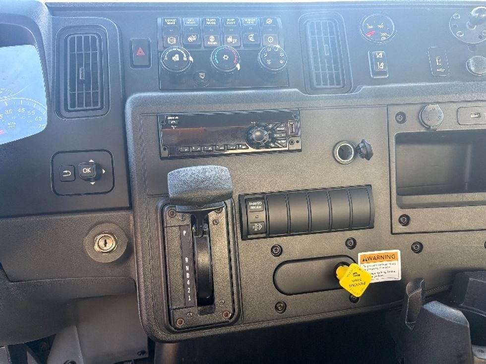 Medium Duty Box Truck-Light and Medium Duty Trucks-International-2021-MV607-Alexandria-VA-195,014\n\t\tmiles-$ 41,250 - Image 14