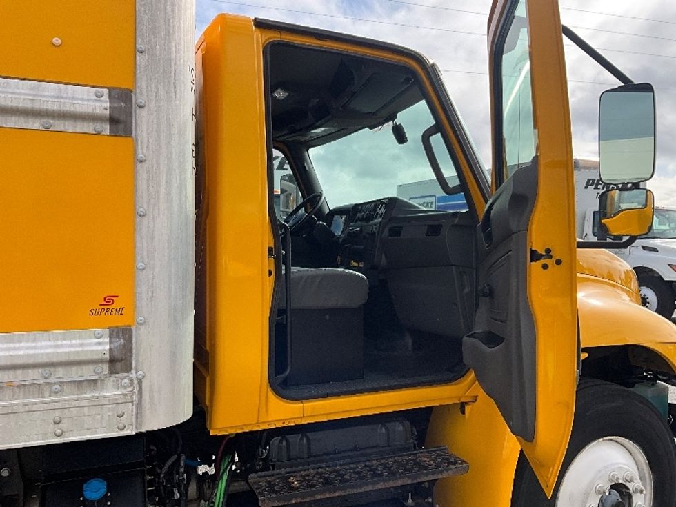 Medium Duty Box Truck-Light and Medium Duty Trucks-International-2021-MV607-Apopka-FL-155,943\n\t\tmiles-$ 47,750 - Image 20