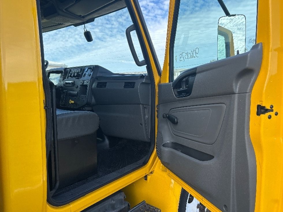 Medium Duty Box Truck-Light and Medium Duty Trucks-International-2021-MV607-Apopka-FL-223,051\n\t\tmiles-$ 39,000 - Image 20