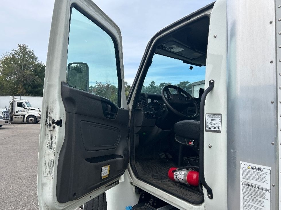 Medium Duty Box Truck-Light and Medium Duty Trucks-International-2021-MV607-Auburn-MA-305,945\n\t\tmiles-$ 29,500 - Image 14