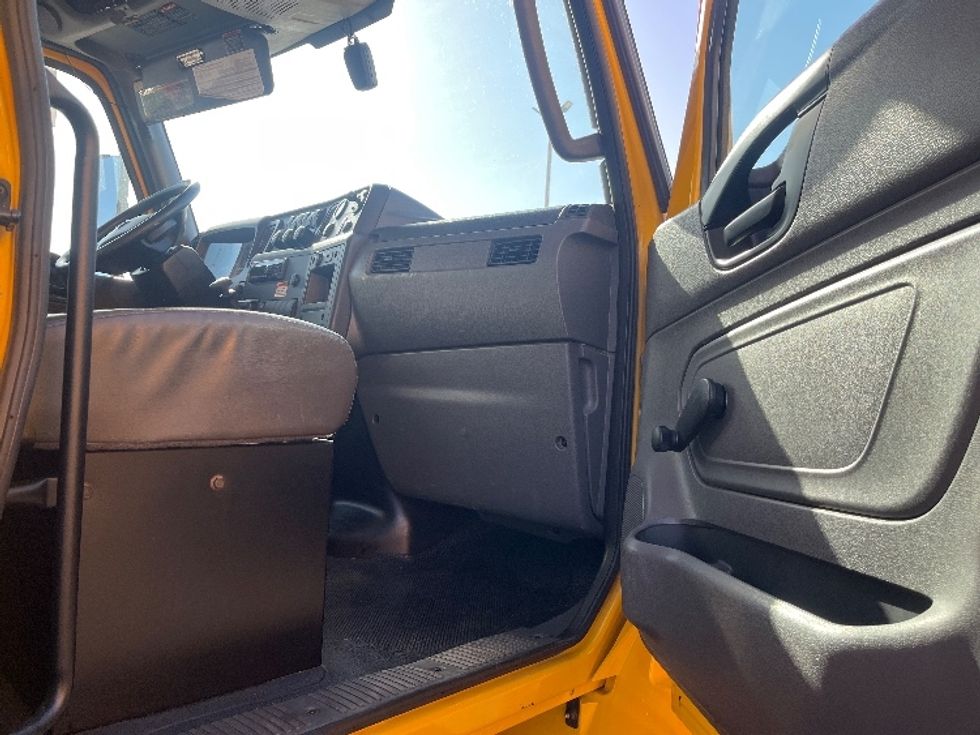 Medium Duty Box Truck-Light and Medium Duty Trucks-International-2021-MV607-Bakersfield-CA-182,086\n\t\tmiles-$ 35,750 - Image 20