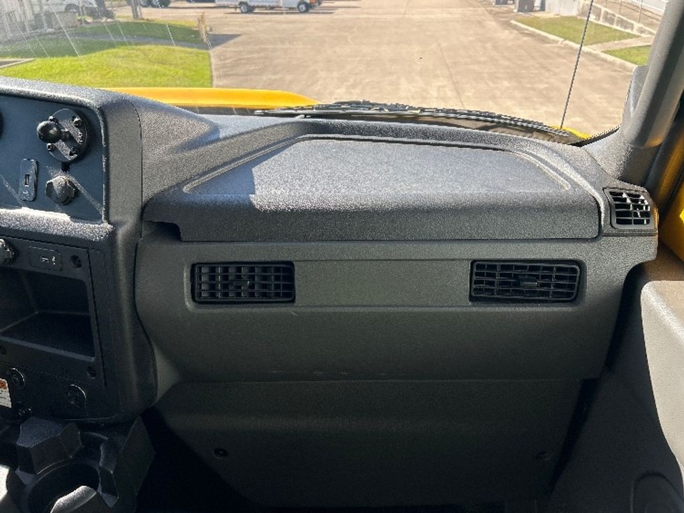 Medium Duty Box Truck-Light and Medium Duty Trucks-International-2021-MV607-Beaumont-TX-224,880\n\t\tmiles-$ 38,750 - Image 20