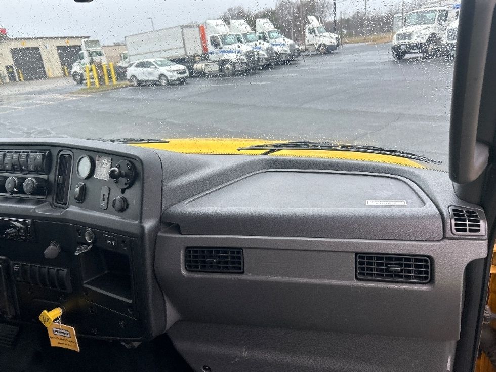 Medium Duty Box Truck-Light and Medium Duty Trucks-International-2021-MV607-Charlotte-NC-239,002\n\t\tmiles-$ 37,500 - Image 21