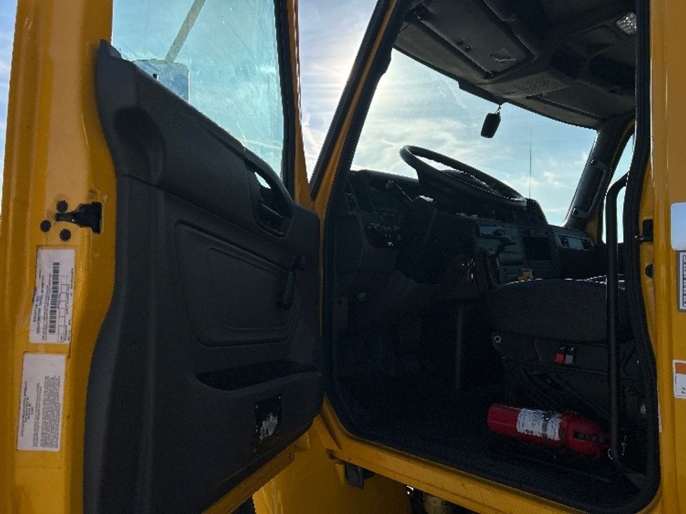 Medium Duty Box Truck-Light and Medium Duty Trucks-International-2021-MV607-Dallas-TX-167,108\n\t\tmiles-$ 40,750 - Image 15