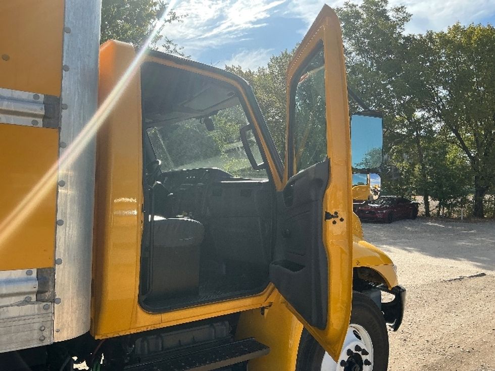Medium Duty Box Truck-Light and Medium Duty Trucks-International-2021-MV607-Dallas-TX-222,371\n\t\tmiles-$ 39,000 - Image 20