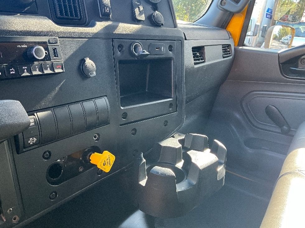 Medium Duty Box Truck-Light and Medium Duty Trucks-International-2021-MV607-Daytona Beach-FL-211,189\n\t\tmiles-$ 40,750 - Image 26