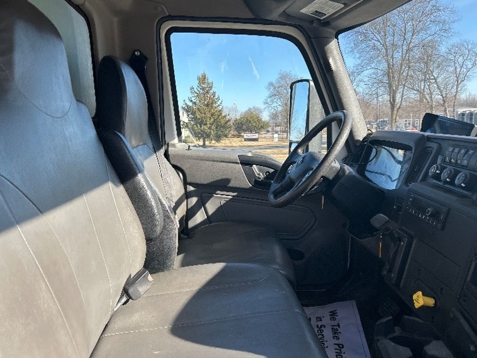 Medium Duty Box Truck-Light and Medium Duty Trucks-International-2021-MV607-De Pere-WI-132,272\n\t\tmiles-$ 59,750 - Image 22