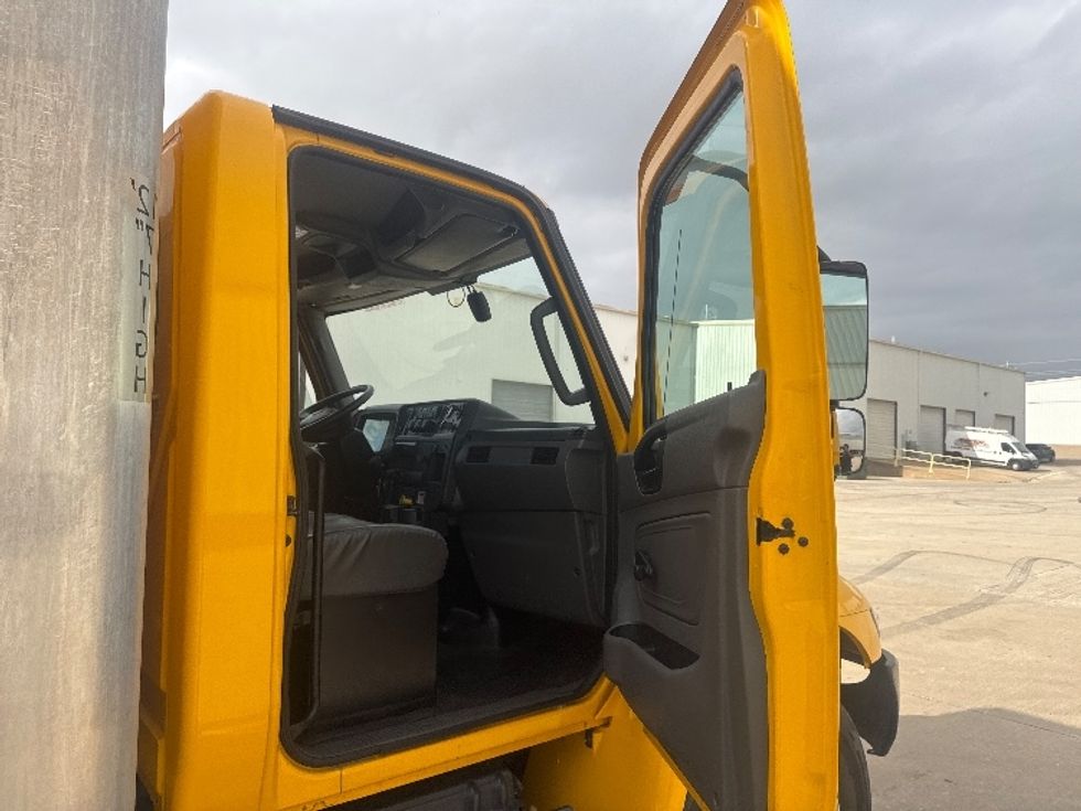 Medium Duty Box Truck-Light and Medium Duty Trucks-International-2021-MV607-Denton-TX-195,889\n\t\tmiles-$ 42,750 - Image 20