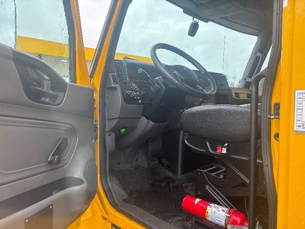 Medium Duty Box Truck-Light and Medium Duty Trucks-International-2021-MV607-Everett-WA-218,515\n\t\tmiles-$ 39,500 - Image 16