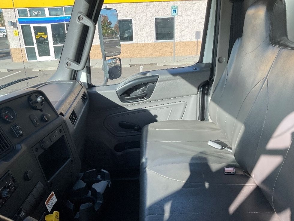 Medium Duty Box Truck-Light and Medium Duty Trucks-International-2021-MV607-Everett-WA-219,757\n\t\tmiles-$ 46,750 - Image 18