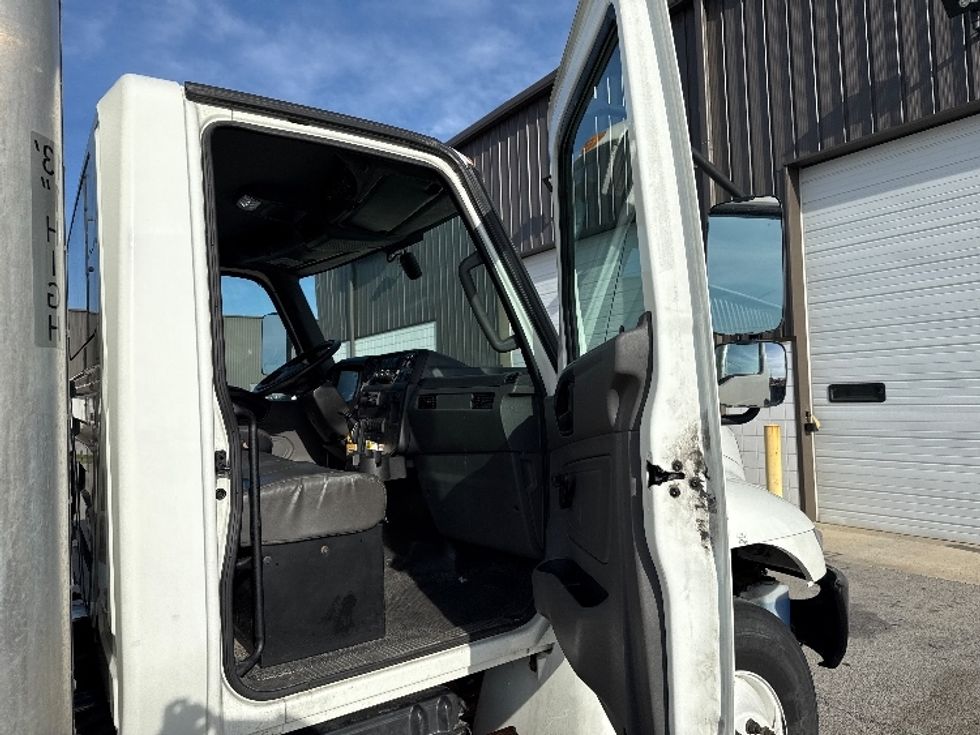 Medium Duty Box Truck-Light and Medium Duty Trucks-International-2021-MV607-Findlay-OH-93,000\n\t\tmiles-$ 68,500 - Image 20