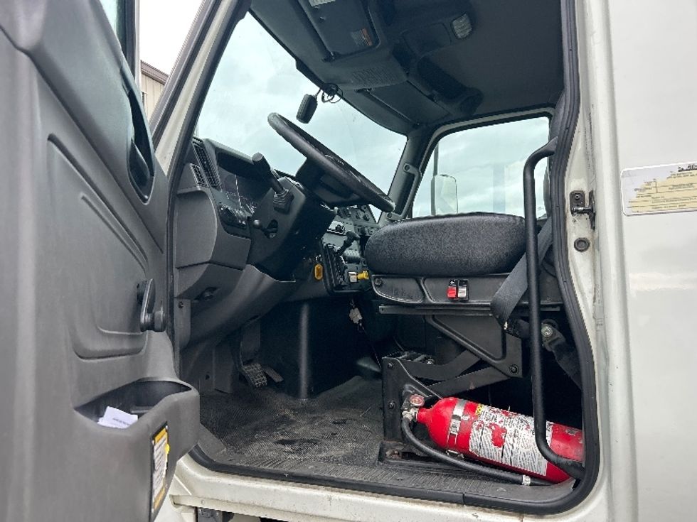 Medium Duty Box Truck-Light and Medium Duty Trucks-International-2021-MV607-Fresno-CA-237,549\n\t\tmiles-$ 51,000 - Image 16
