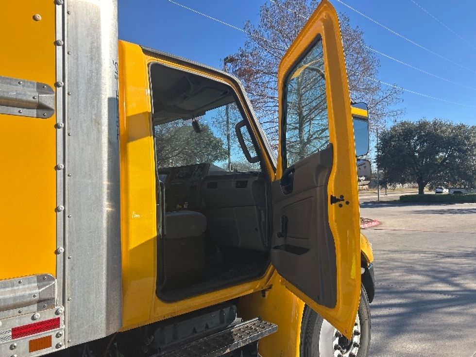 Medium Duty Box Truck-Light and Medium Duty Trucks-International-2021-MV607-Garland-TX-200,080\n\t\tmiles-$ 42,250 - Image 20