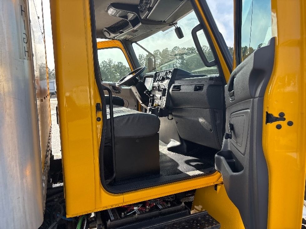Medium Duty Box Truck-Light and Medium Duty Trucks-International-2021-MV607-Hammond-LA-147,660\n\t\tmiles-$ 44,000 - Image 19
