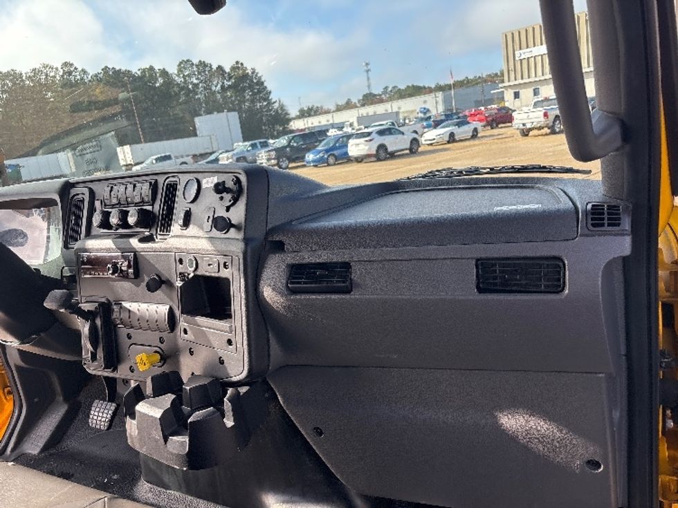 Medium Duty Box Truck-Light and Medium Duty Trucks-International-2021-MV607-Hammond-LA-147,660\n\t\tmiles-$ 44,000 - Image 20