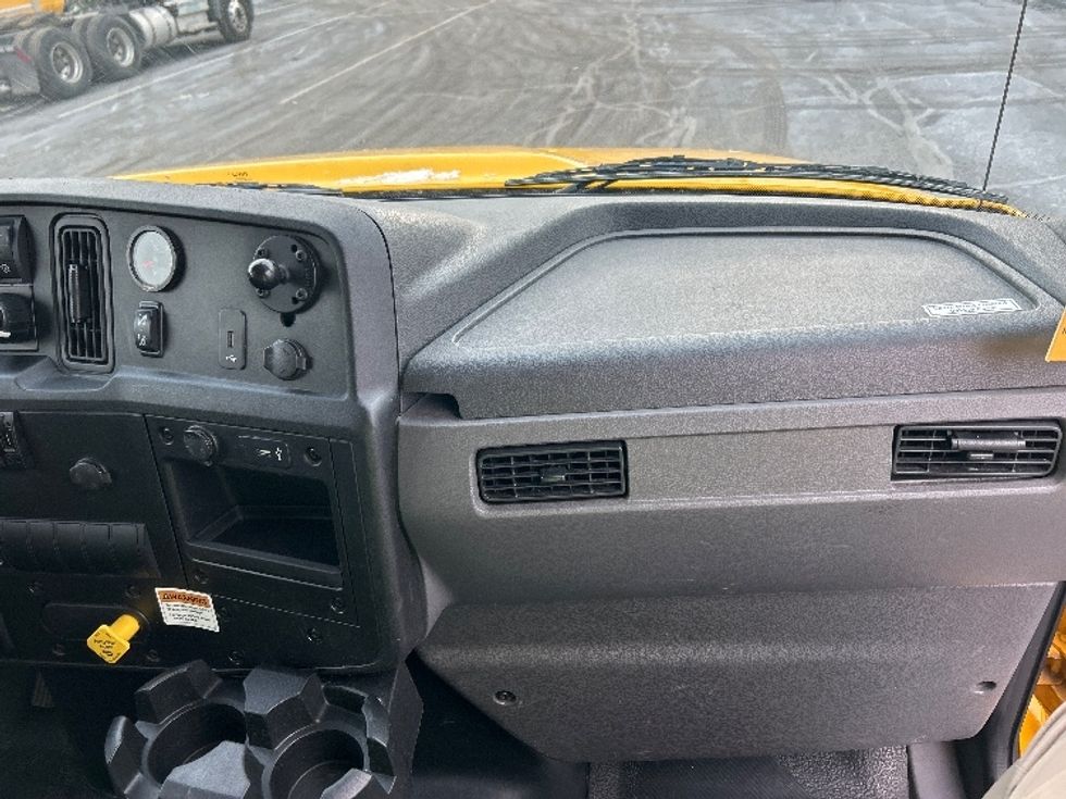 Medium Duty Box Truck-Light and Medium Duty Trucks-International-2021-MV607-Hazleton-PA-181,778\n\t\tmiles-$ 43,000 - Image 20