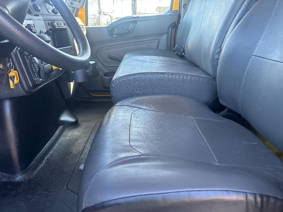 Medium Duty Box Truck-Light and Medium Duty Trucks-International-2021-MV607-Houston-TX-145,114\n\t\tmiles-$ 43,750 - Image 18