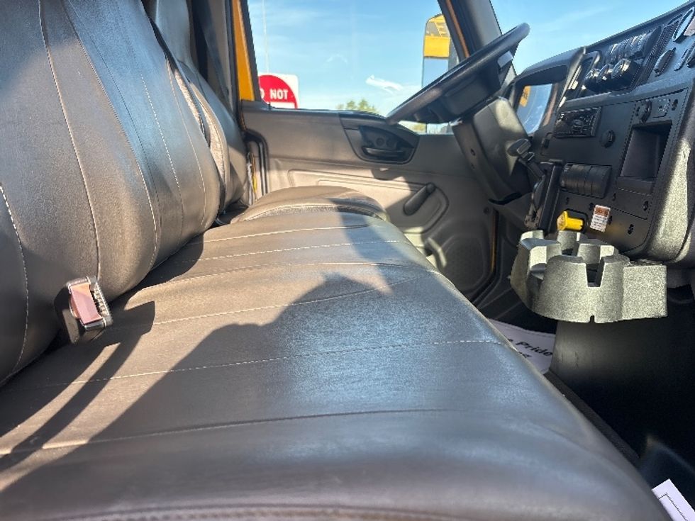 Medium Duty Box Truck-Light and Medium Duty Trucks-International-2021-MV607-Houston-TX-217,482\n\t\tmiles-$ 39,750 - Image 21