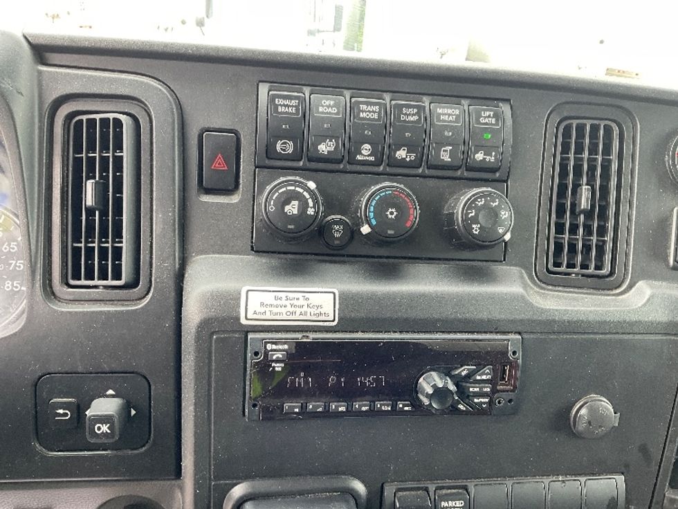 Medium Duty Box Truck-Light and Medium Duty Trucks-International-2021-MV607-Indianapolis-IN-122,928\n\t\tmiles-$ 65,000 - Image 25