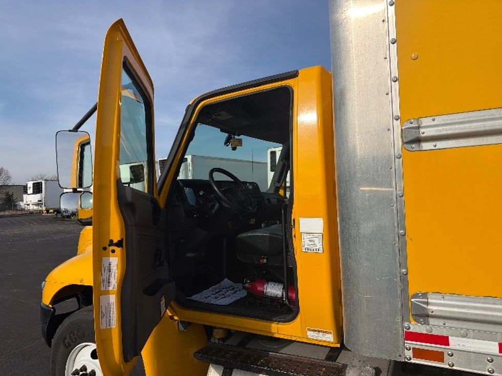 Medium Duty Box Truck-Light and Medium Duty Trucks-International-2021-MV607-Indianapolis-IN-195,460\n\t\tmiles-$ 43,000 - Image 16
