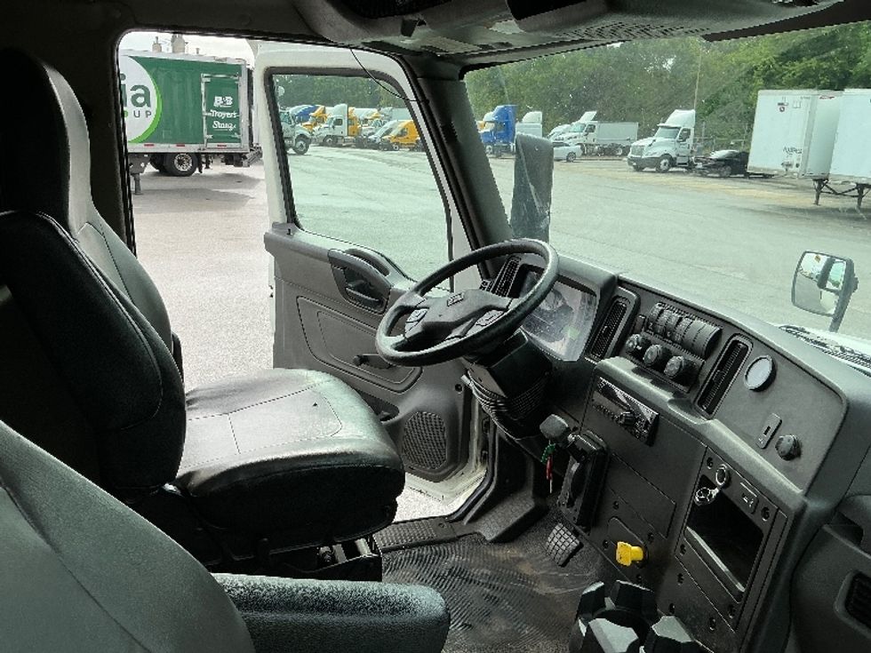 Medium Duty Box Truck-Light and Medium Duty Trucks-International-2021-MV607-Indianapolis-IN-213,952\n\t\tmiles-$ 52,250 - Image 22