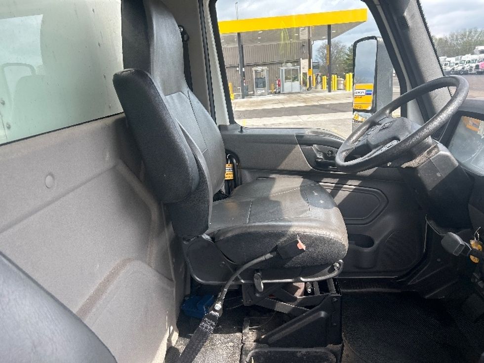 Medium Duty Box Truck-Light and Medium Duty Trucks-International-2021-MV607-Indianapolis-IN-248,000\n\t\tmiles-$ 42,000 - Image 22