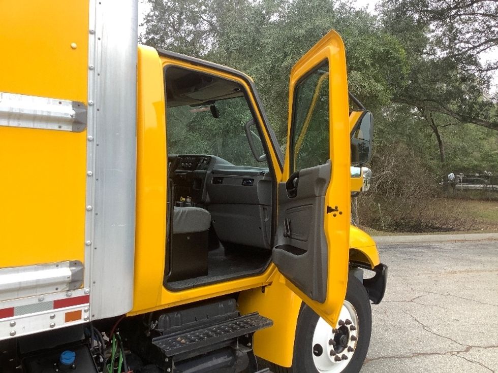 Medium Duty Box Truck-Light and Medium Duty Trucks-International-2021-MV607-Jacksonville-FL-170,510\n\t\tmiles-$ 40,250 - Image 20