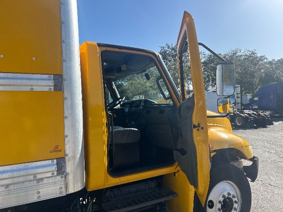 Medium Duty Box Truck-Light and Medium Duty Trucks-International-2021-MV607-Jacksonville-FL-231,165\n\t\tmiles-$ 37,750 - Image 20