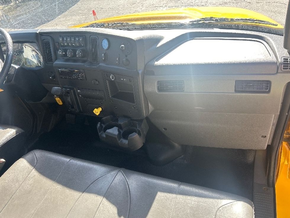 Medium Duty Box Truck-Light and Medium Duty Trucks-International-2021-MV607-Jacksonville-FL-231,165\n\t\tmiles-$ 37,750 - Image 21