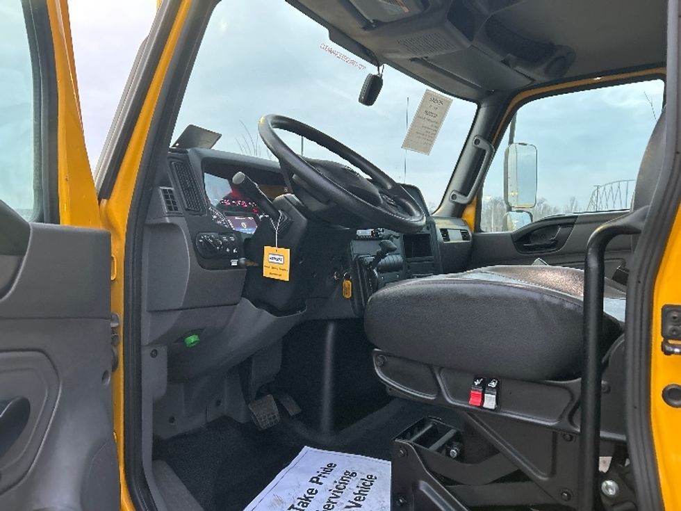 Medium Duty Box Truck-Light and Medium Duty Trucks-International-2021-MV607-Kansas City-MO-167,448\n\t\tmiles-$ 40,750 - Image 15