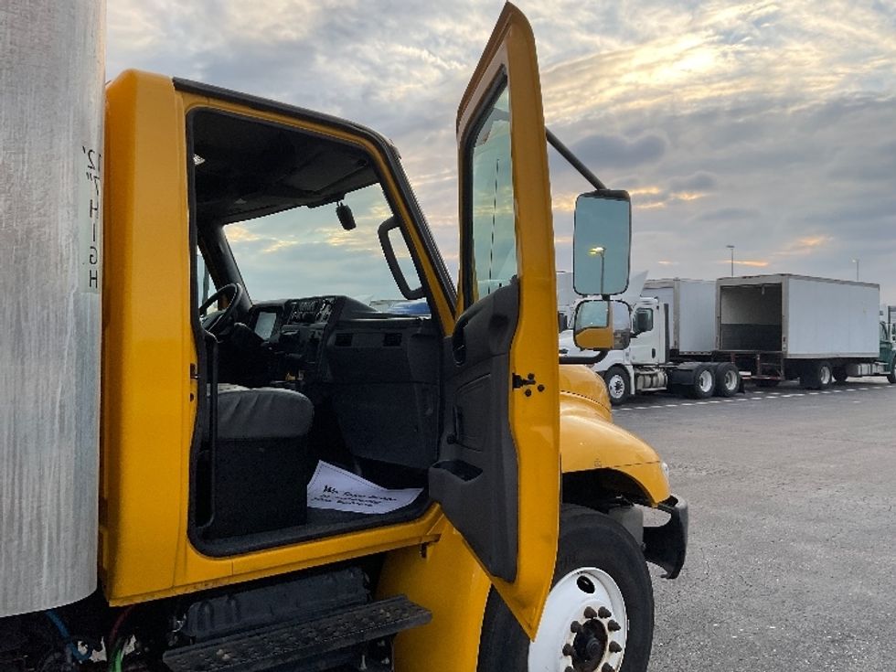 Medium Duty Box Truck-Light and Medium Duty Trucks-International-2021-MV607-Kansas City-MO-190,632\n\t\tmiles-$ 43,750 - Image 20