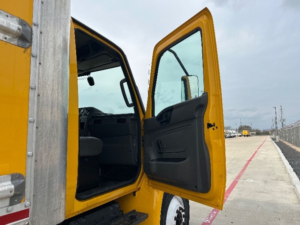 Medium Duty Box Truck-Light and Medium Duty Trucks-International-2021-MV607-Katy-TX-176,500\n\t\tmiles-$ 39,500 - Image 20