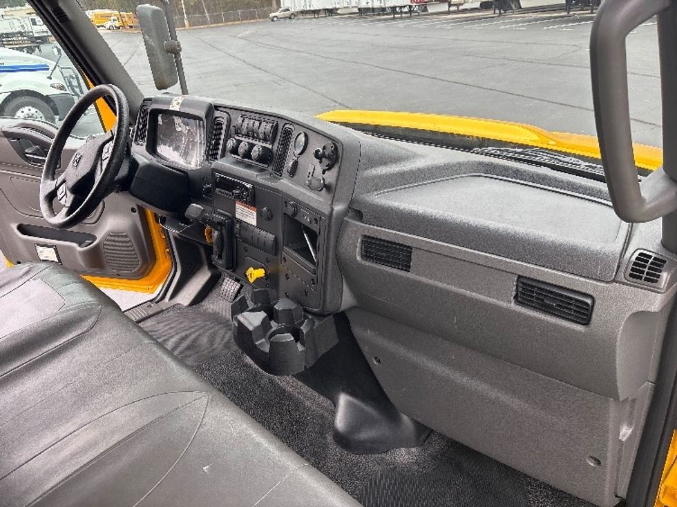 Medium Duty Box Truck-Light and Medium Duty Trucks-International-2021-MV607-Kennesaw-GA-216,005\n\t\tmiles-$ 41,250 - Image 21