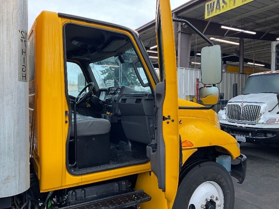 Medium Duty Box Truck-Light and Medium Duty Trucks-International-2021-MV607-Kent-WA-182,770\n\t\tmiles-$ 38,500 - Image 20